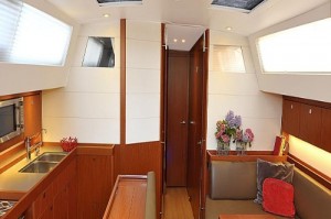 Beneteau Sense 46 dinette